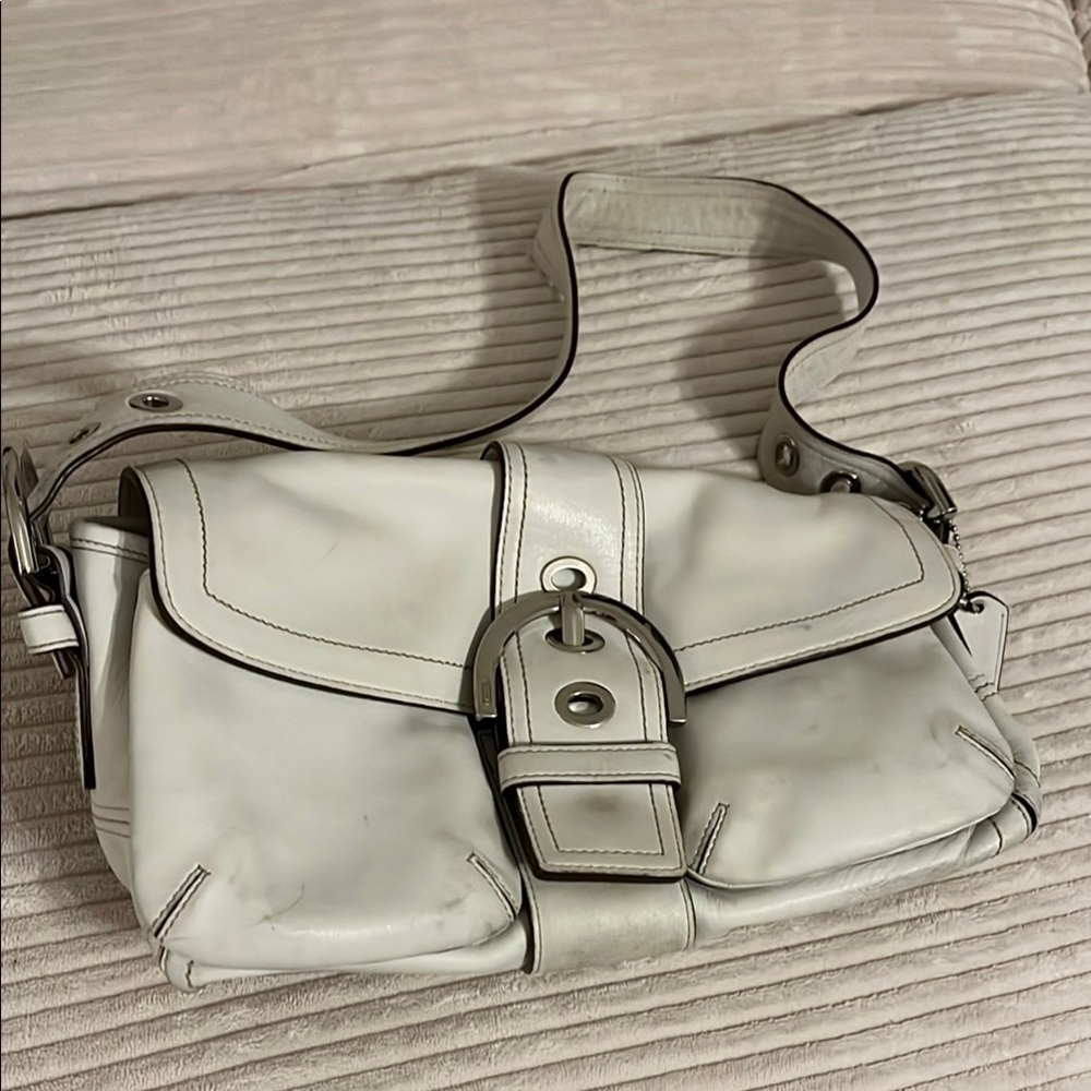 Authentic Coach White Shoulder Bag with Flap Closure Perfect for Summer ☀️